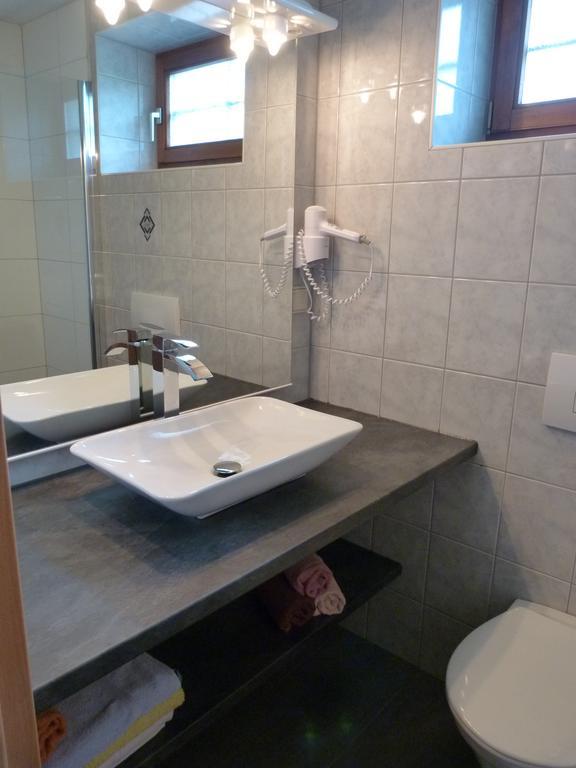 Ferienhaus Bluemel Inkl. Freier Strandbadeintritt Velden am Woerthersee Room photo